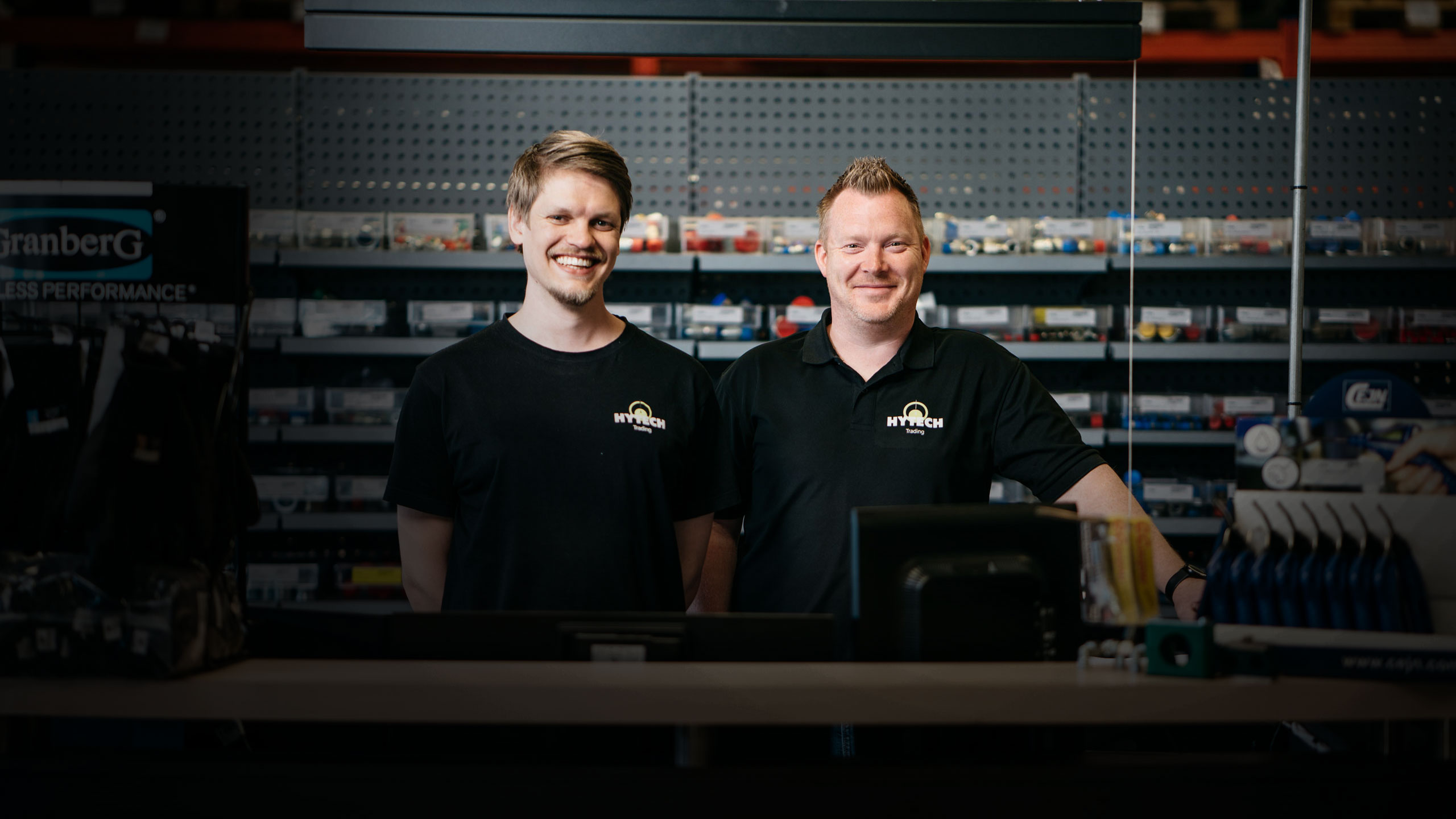 To smilende ansatte i kassa i butikken på Sola